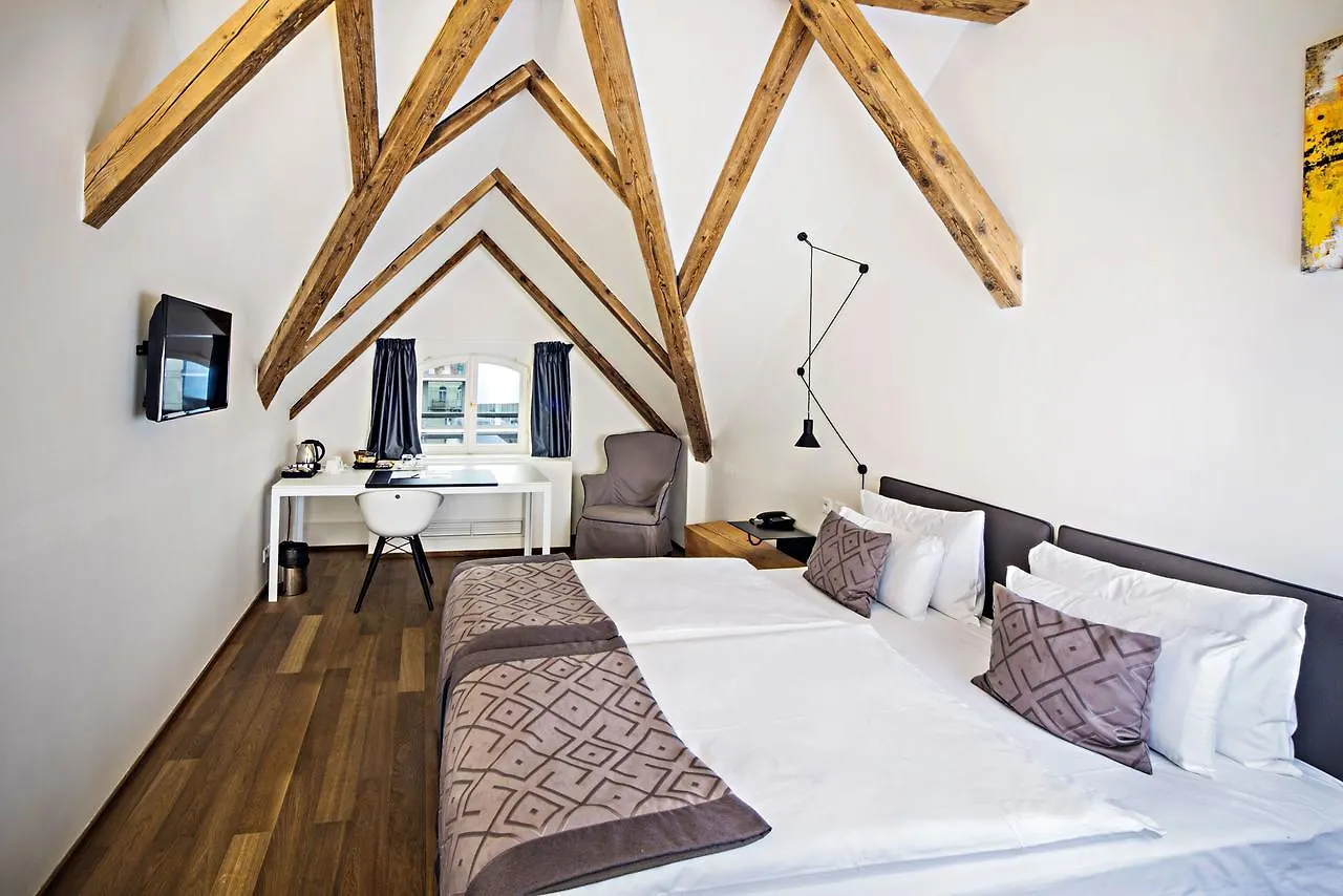 Hotel Golden Crown Prague 4*,