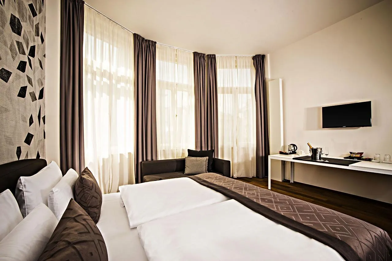Hotel Golden Crown Prague 4*,